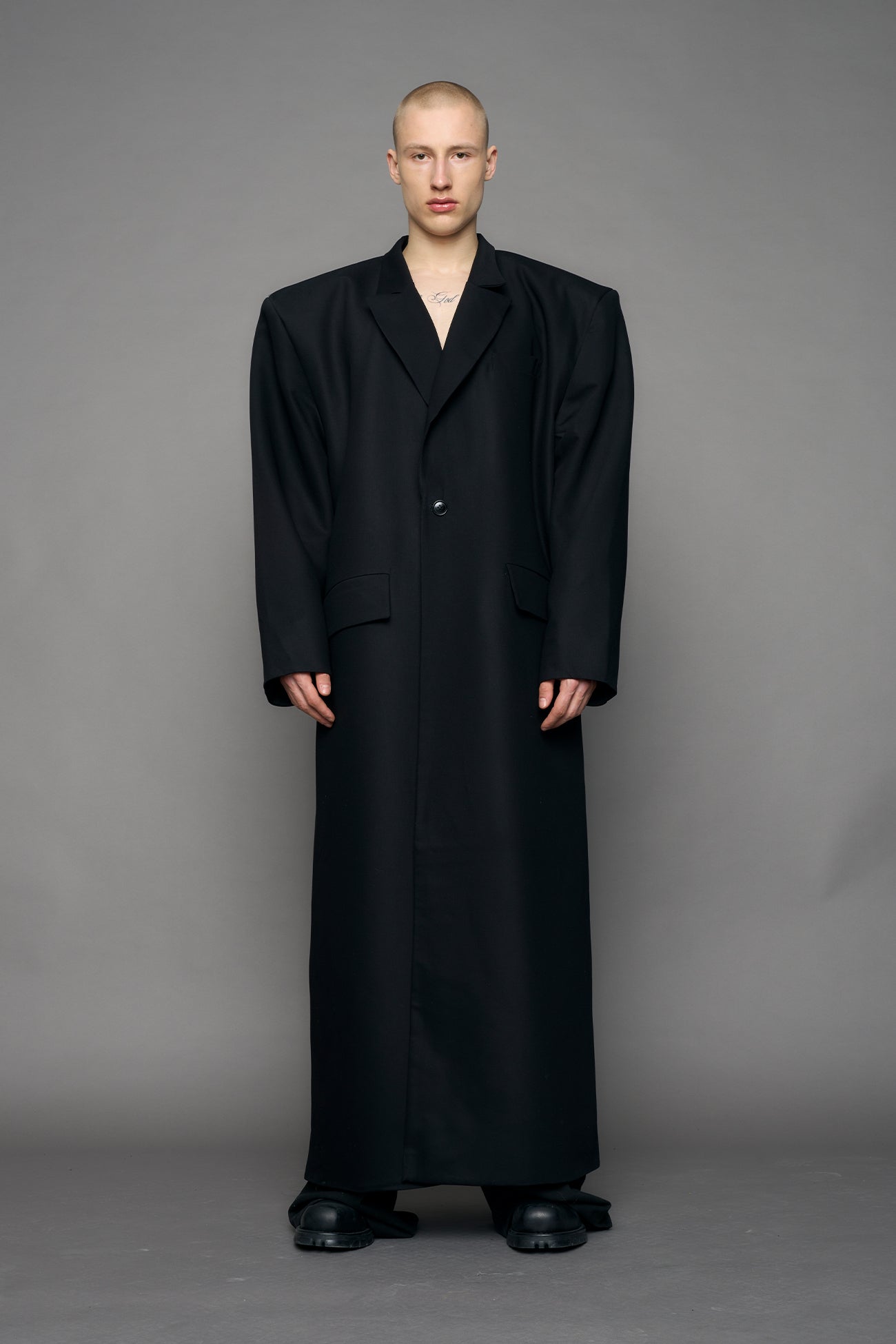 long blazer coat in black wool with exagerated shoulders and lapel