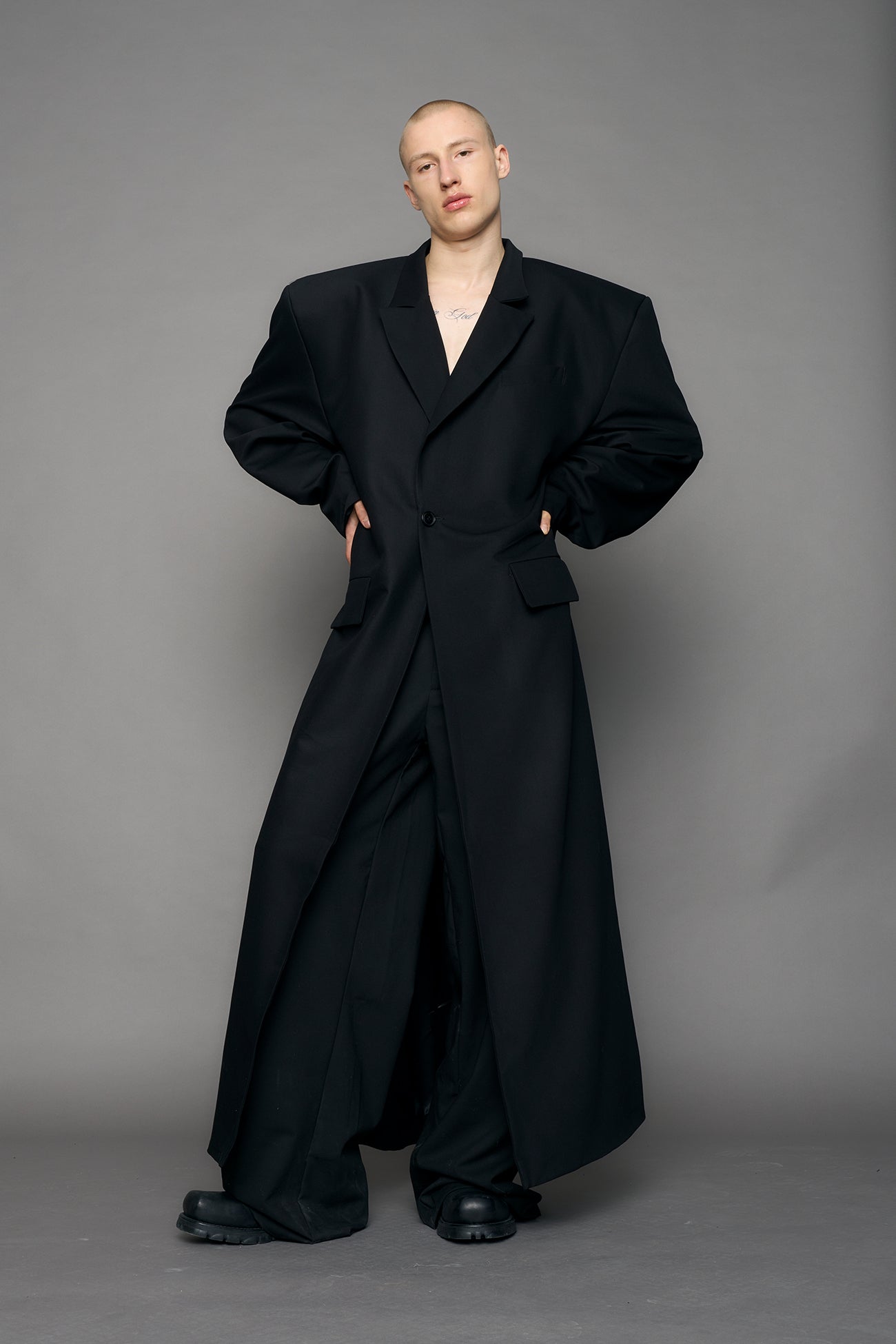 long blazer coat in black wool with exagerated shoulders and lapel