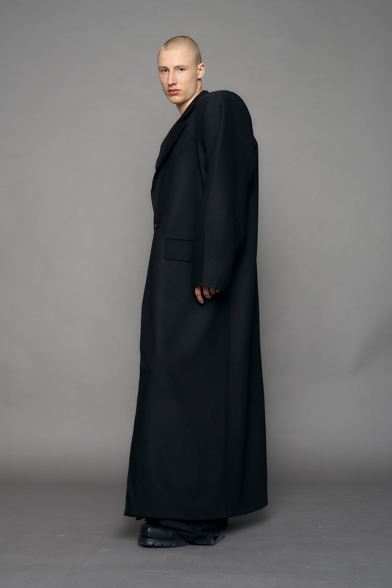 long blazer coat in black wool with exagerated shoulders and lapel